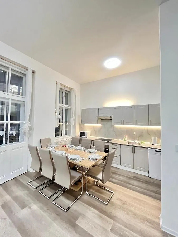 Spacious 2Bdr Apartment With Free Parking In Wenceslas Square Prague 0*,