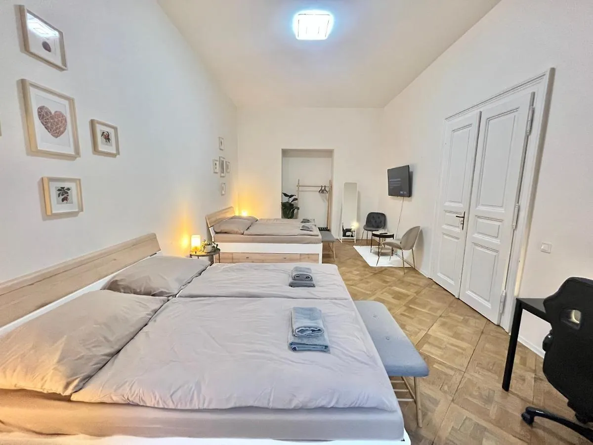 Spacious 2Bdr Apartment With Free Parking In Wenceslas Square Prague