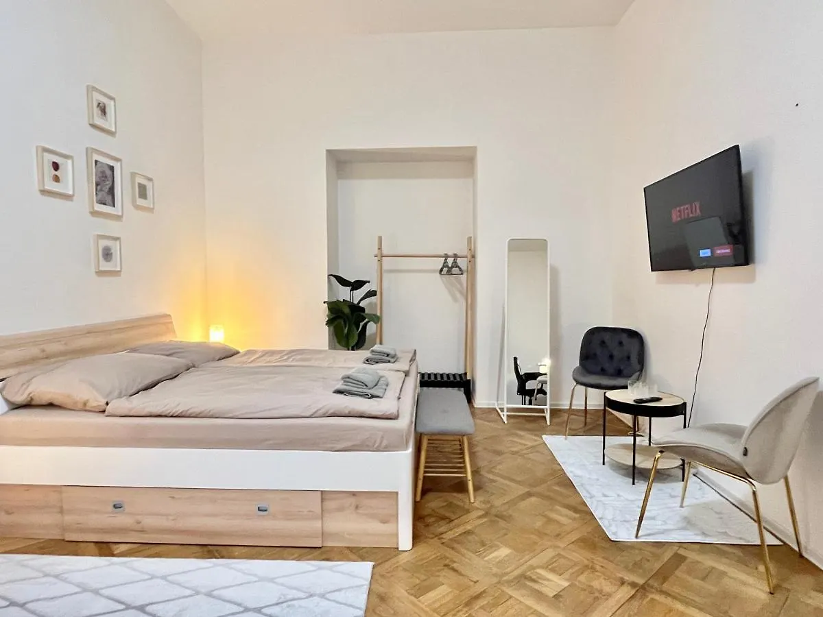 Spacious 2Bdr Apartment With Free Parking In Wenceslas Square Prague