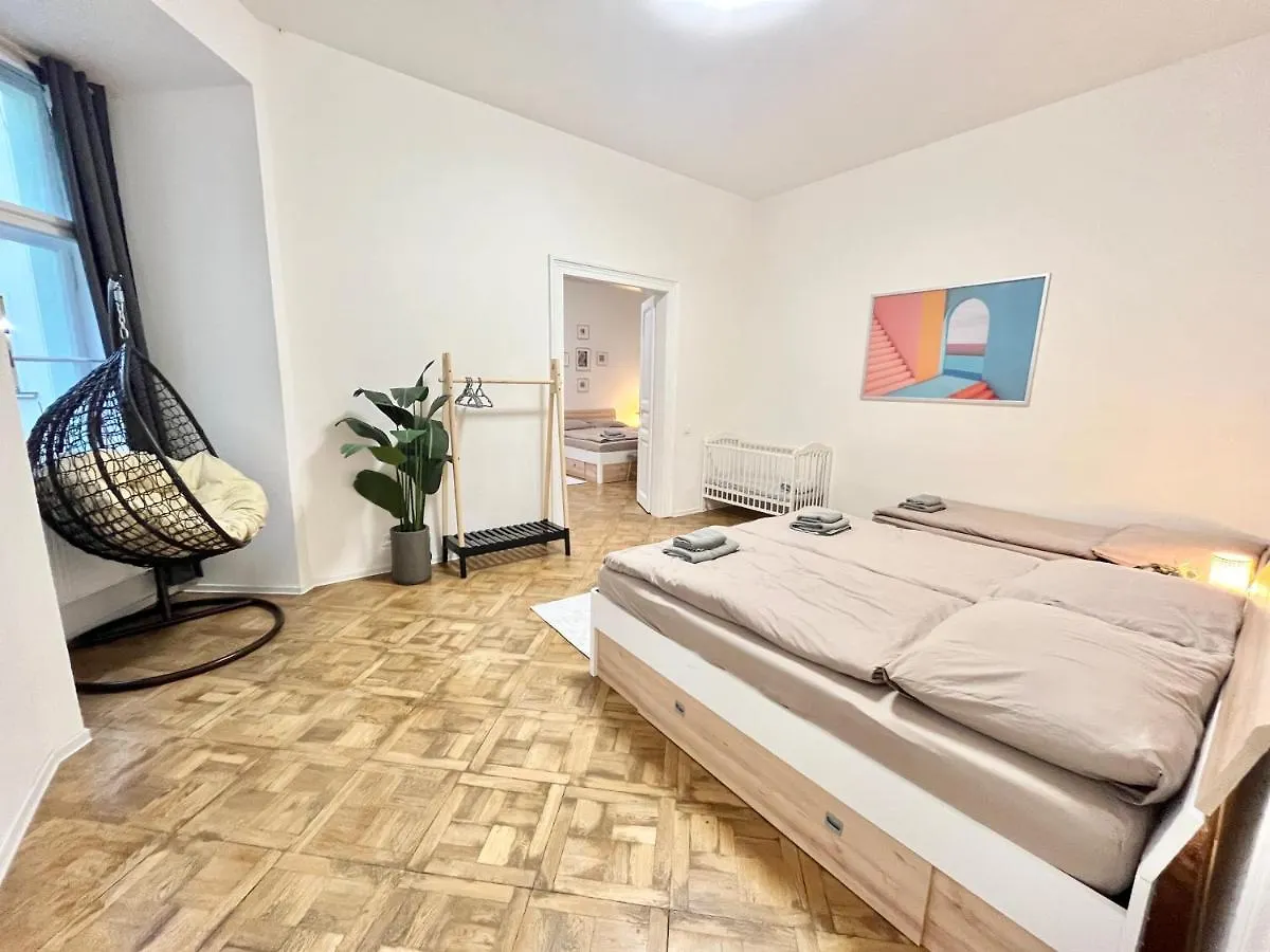 Spacious 2Bdr Apartment With Free Parking In Wenceslas Square Prague