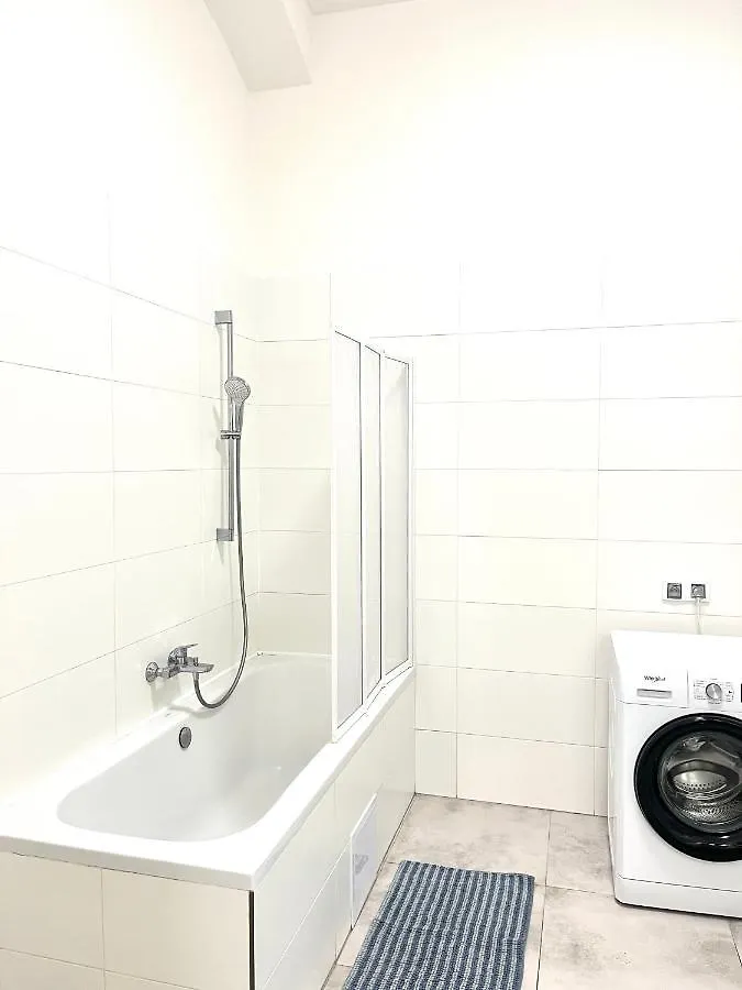 Spacious 2Bdr Apartment With Free Parking In Wenceslas Square Prague