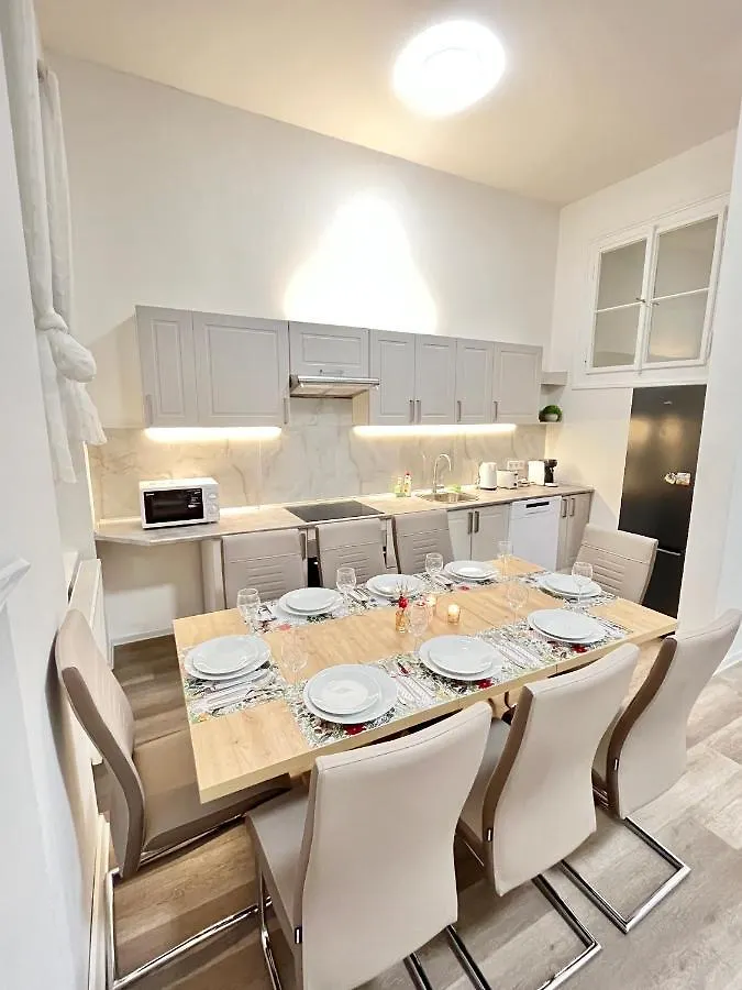 Spacious 2Bdr Apartment With Free Parking In Wenceslas Square Prague Czech Republic