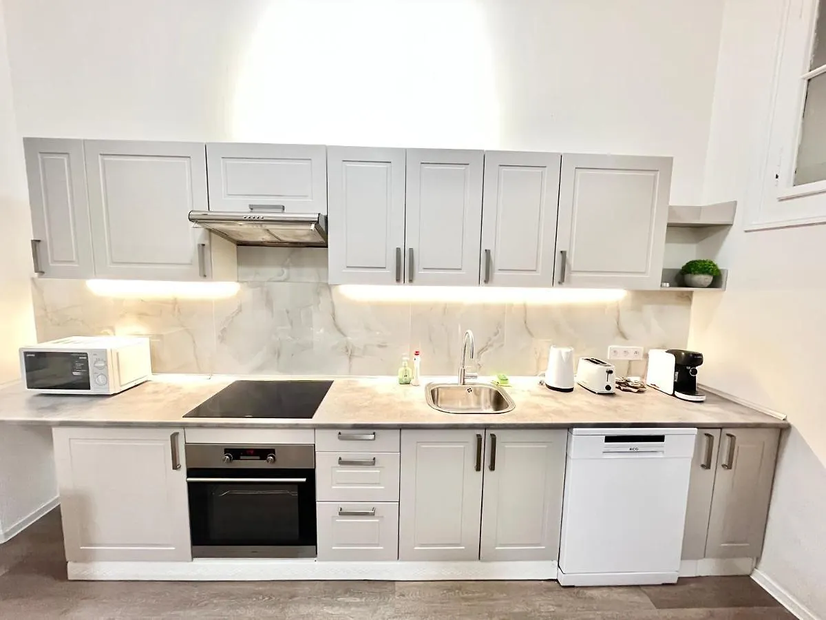 Spacious 2Bdr Apartment With Free Parking In Wenceslas Square contacts