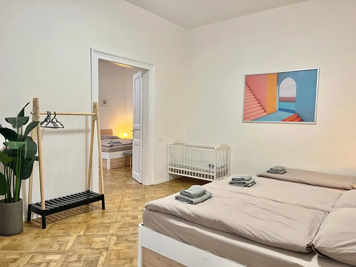 Spacious 2Bdr Apartment With Free Parking In Wenceslas Square Prague 0*,