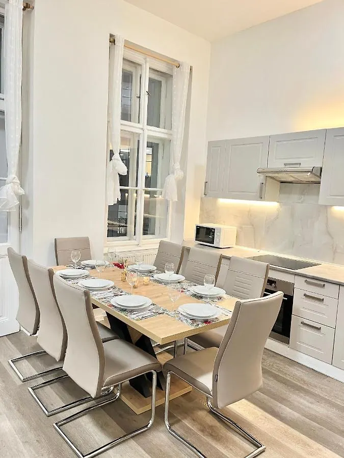 Spacious 2Bdr Apartment With Free Parking In Wenceslas Square Prague
